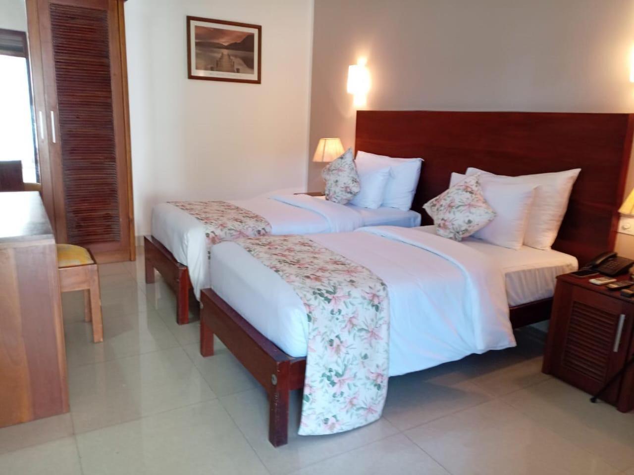 Hotel Travellers Nest Kandy Exterior foto
