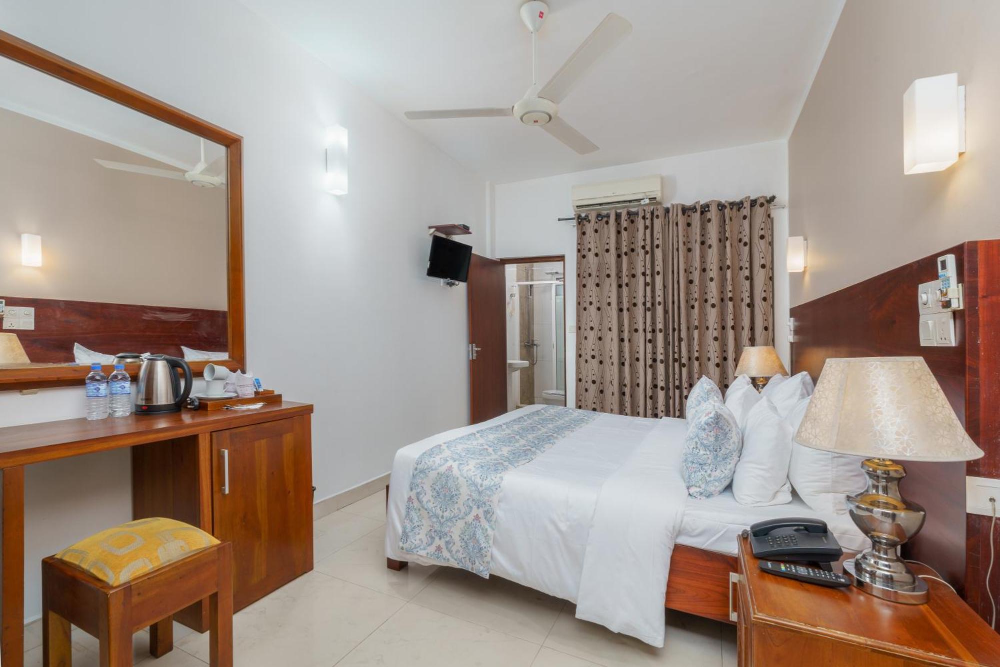 Hotel Travellers Nest Kandy Exterior foto