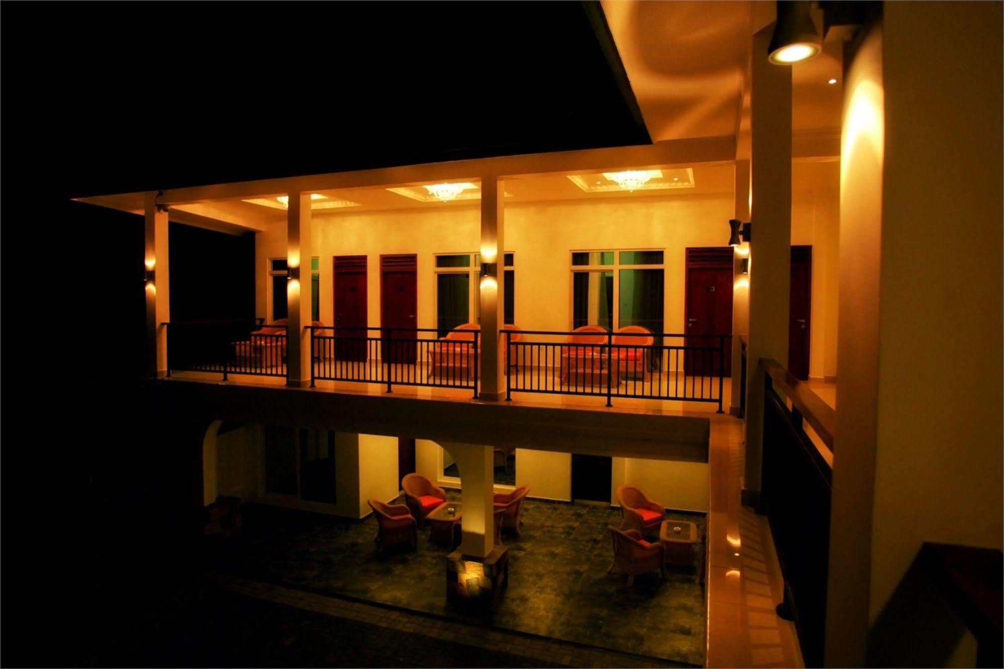 Hotel Travellers Nest Kandy Exterior foto