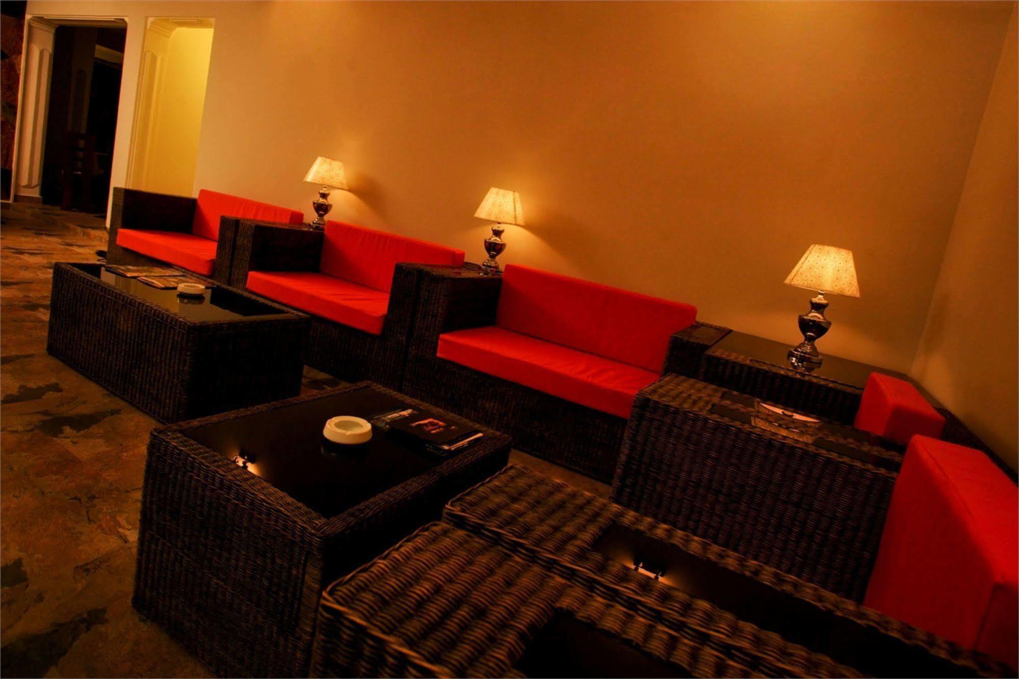 Hotel Travellers Nest Kandy Exterior foto