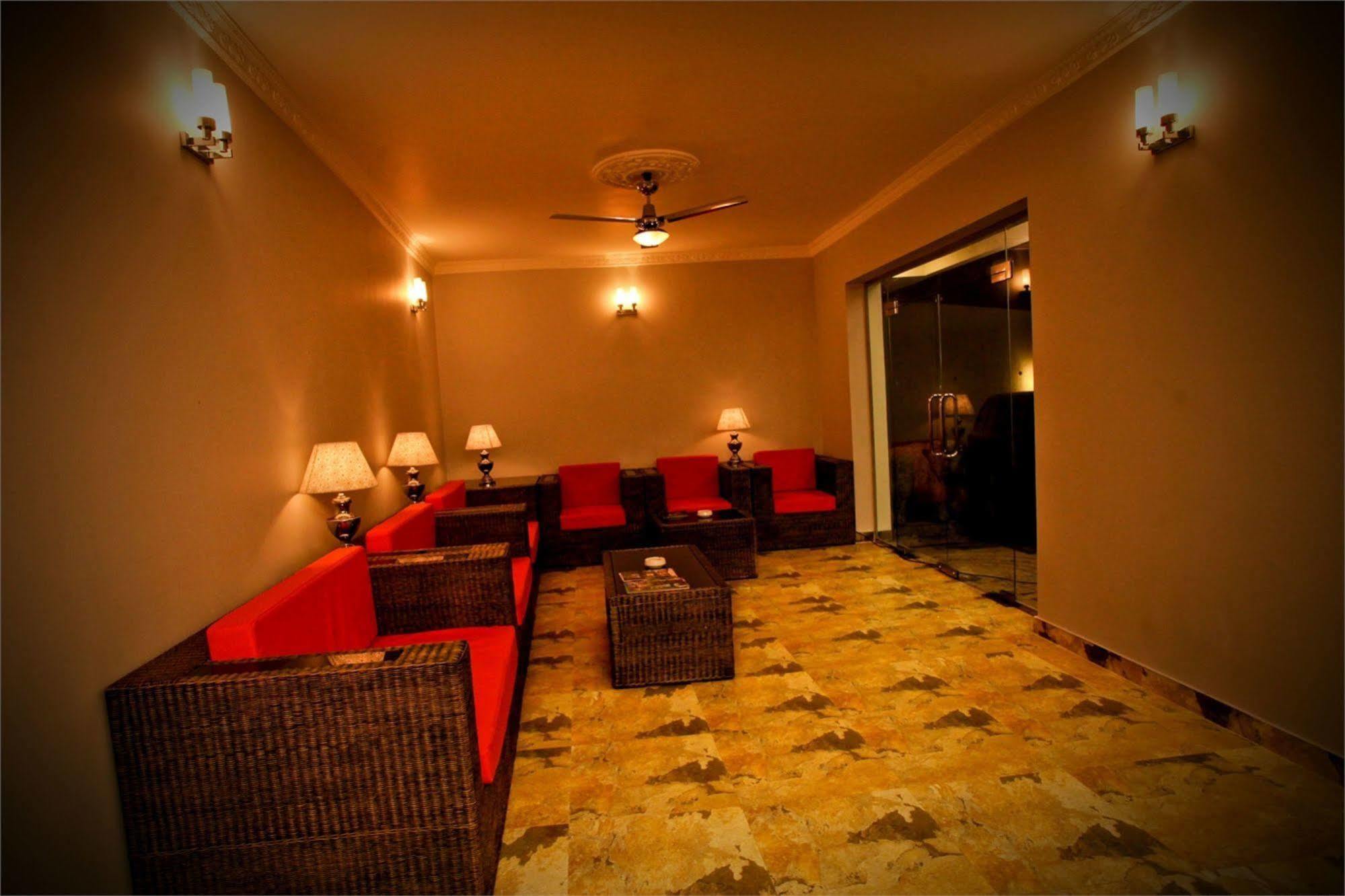 Hotel Travellers Nest Kandy Exterior foto