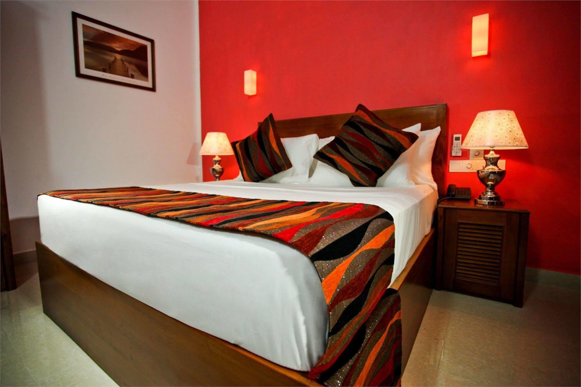 Hotel Travellers Nest Kandy Exterior foto